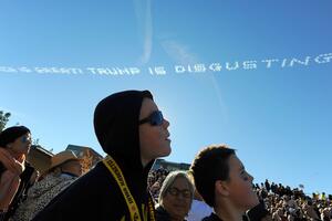 Avioni ispisali slogane iznad Kalifornije: "Amerika je super,...