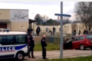 Francuska: Vojnici koji su čuvali džamiju pucali na automobil