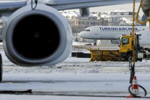 Zbog snijega u Istanbulu otkazane stotine letova, putnici se...