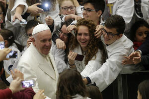 Papa apeluje na medije: Dajte pozitivne priče