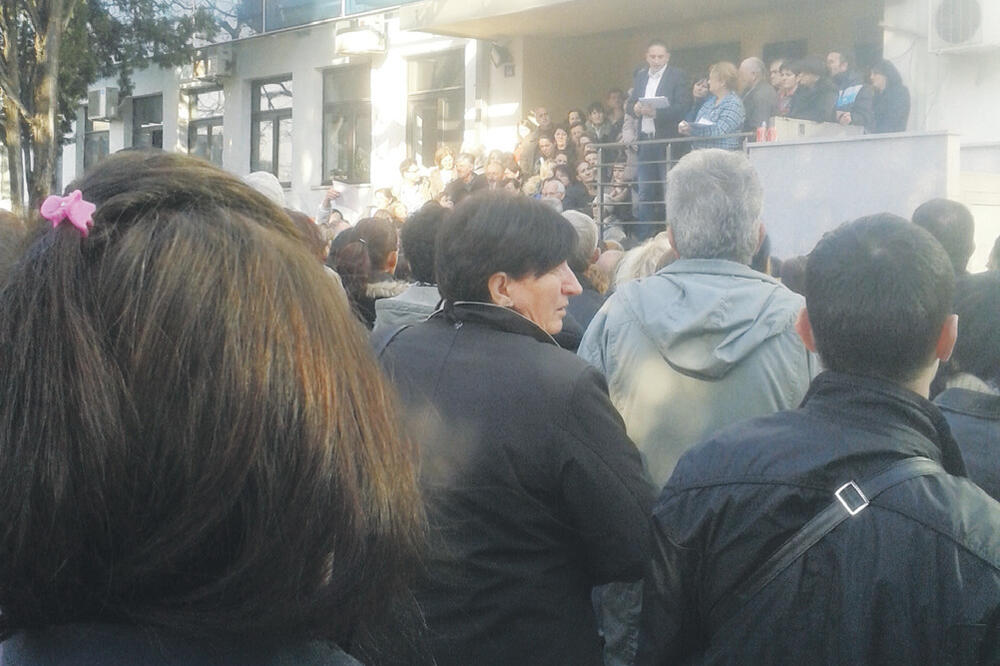 Gužva ispred Fonda PIO, Foto: Ana Komatina