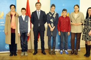The minister presented prizes to the winners of the literary competition