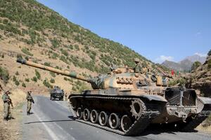 Turska: Oklopno vozilo nagazilo na bombu, poginula tri vojnika