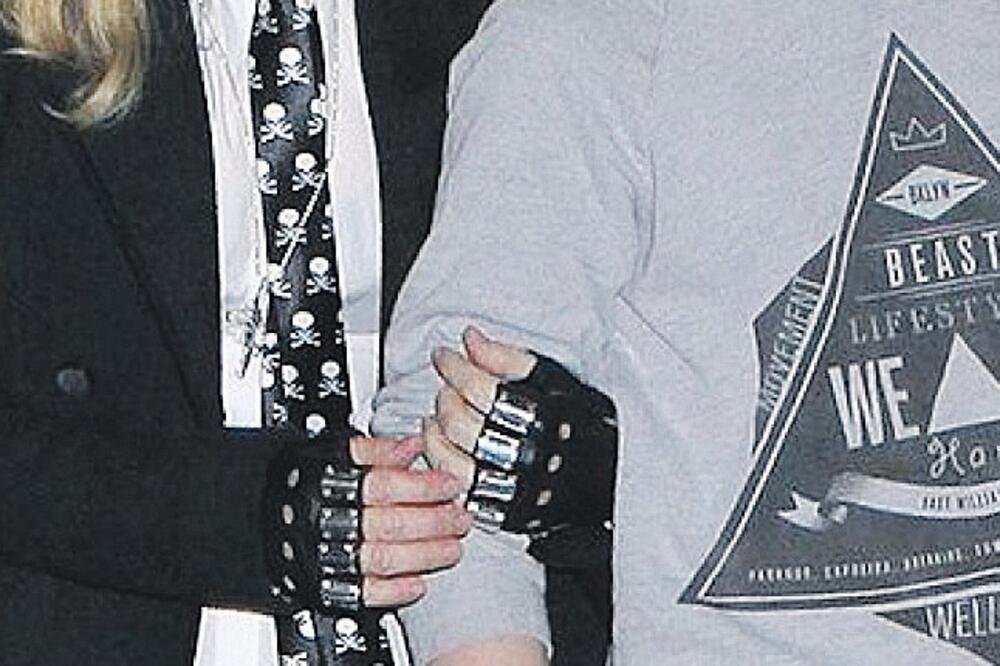 Madona, Roko Riči (Novina)