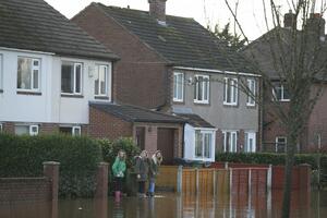 Poplave u Britaniji: Stotine ljudi napustilo domove, hiljade bez...
