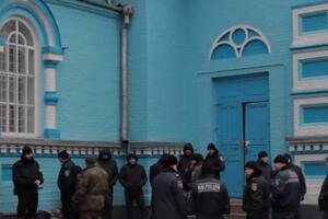 Ruski i ukrajinski pravoslavci se tuku lopatama i gađaju...