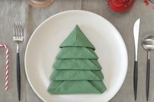 Evo kako da od salvete napravite jelku za dekoraciju praznične...