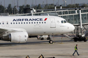 Par priveden u Parizu zbog lažne bombe u avionu