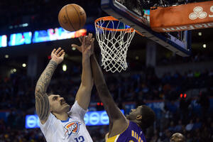 Oklahoma slavila protiv Lejkersa sa 40 poena razlike