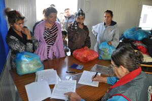 Crveni krst distribuira hranu i higijenu za stanovnike kampova...