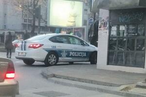 Podgorica: Policijski automobil parkiran na trotoaru