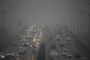 Smog "okupirao" Peking: Polovina auta isključena iz saobraćaja