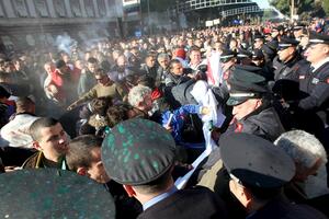 Tirana: Demonstranti jajima i parajzom gađali policajce