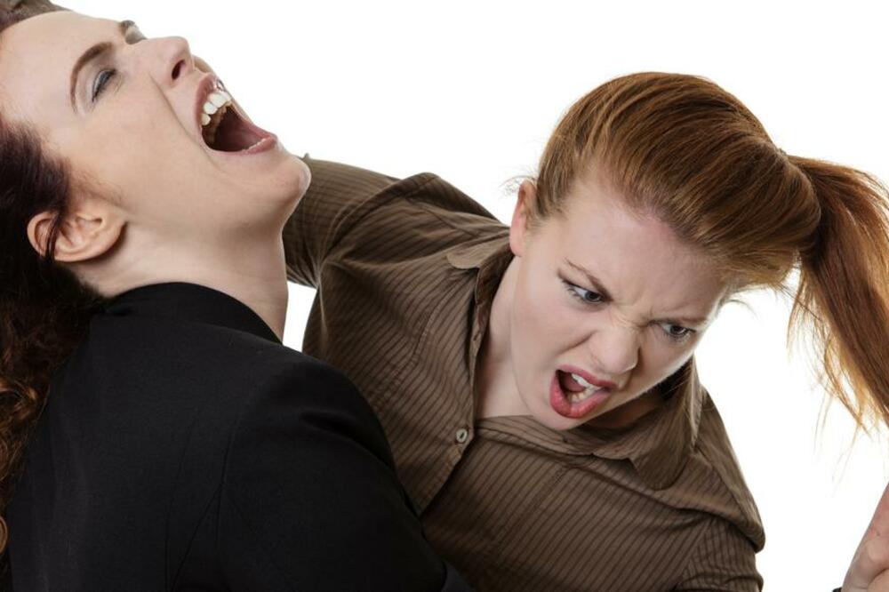tuča žena, Foto: Shutterstock.com