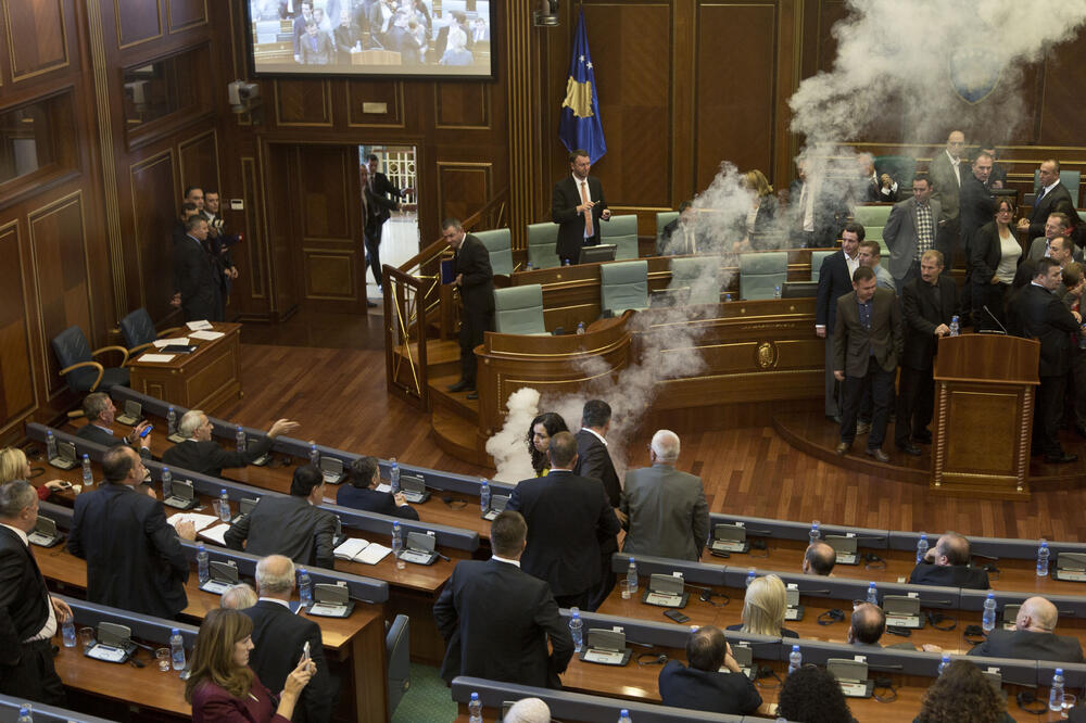 Skupština Kosovo suzavac, Foto: Beta/AP