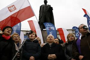 Kačinjski izveo 40.000 ljudi u Varšavi na pohod podrške premijerki...