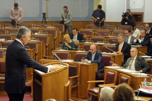 Đukanović pred poslanicima