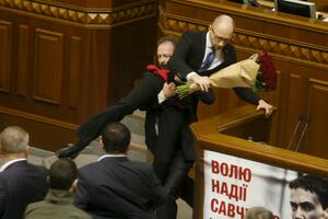 Tuča u parlamentu Ukrajine: Jacenjuk dobio cvijeće, pa rvački...