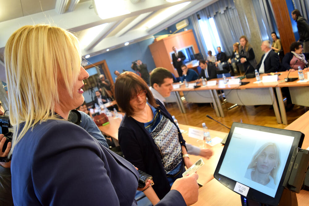 elektronski identifikator birača