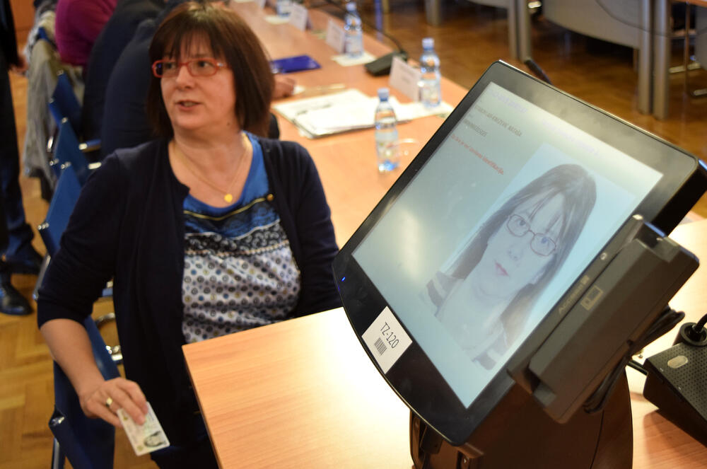 elektronski identifikator birača