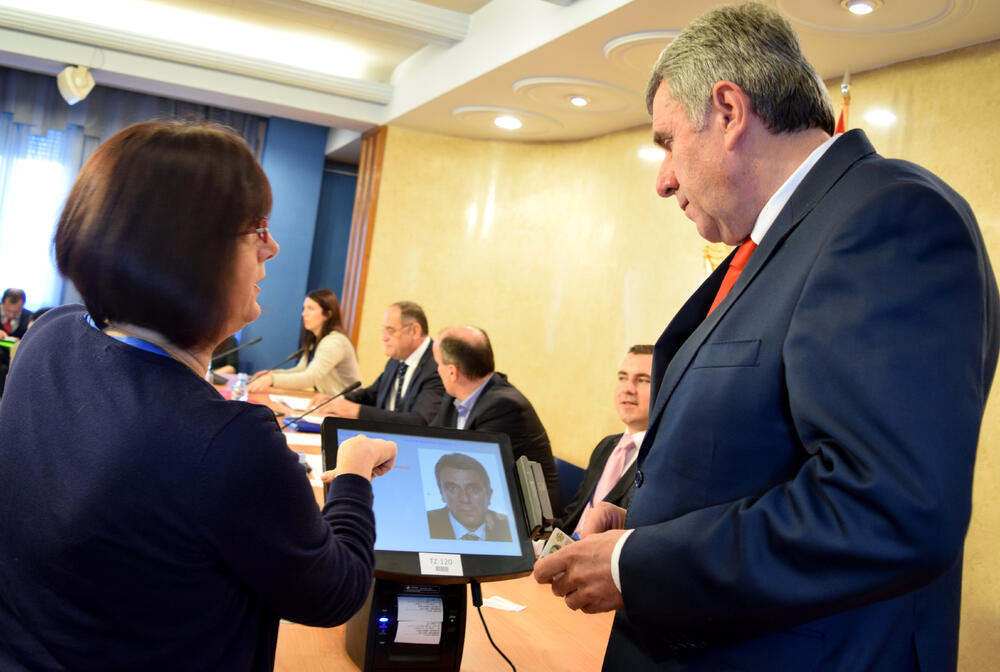 U Crnu Goru nedavno je stigao prvih od 300 uređaja za elektronsku identifikaciju birača, koje je MUP poručio od austrijske kompanije “S&T”. Ugovorom je predviđeno da austrijska kompanija Crnoj Gori isporuči 1200 uređaja do kraja januara. Prema dogovoru ap