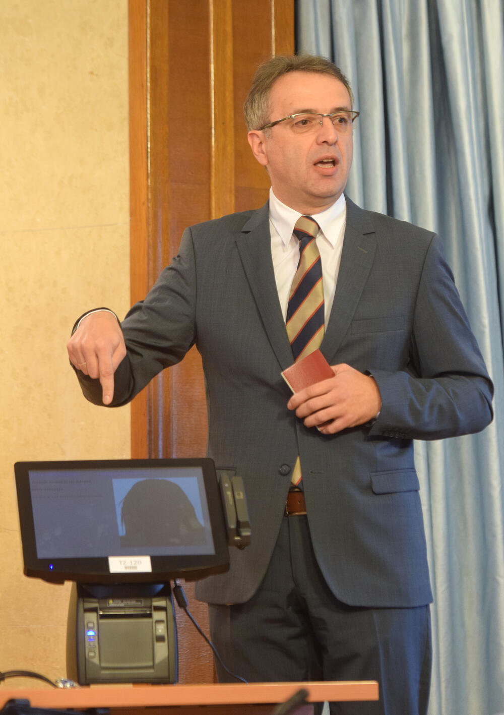 elektronski identifikator birača