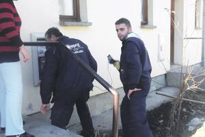 Majka i petoro djece u mraku