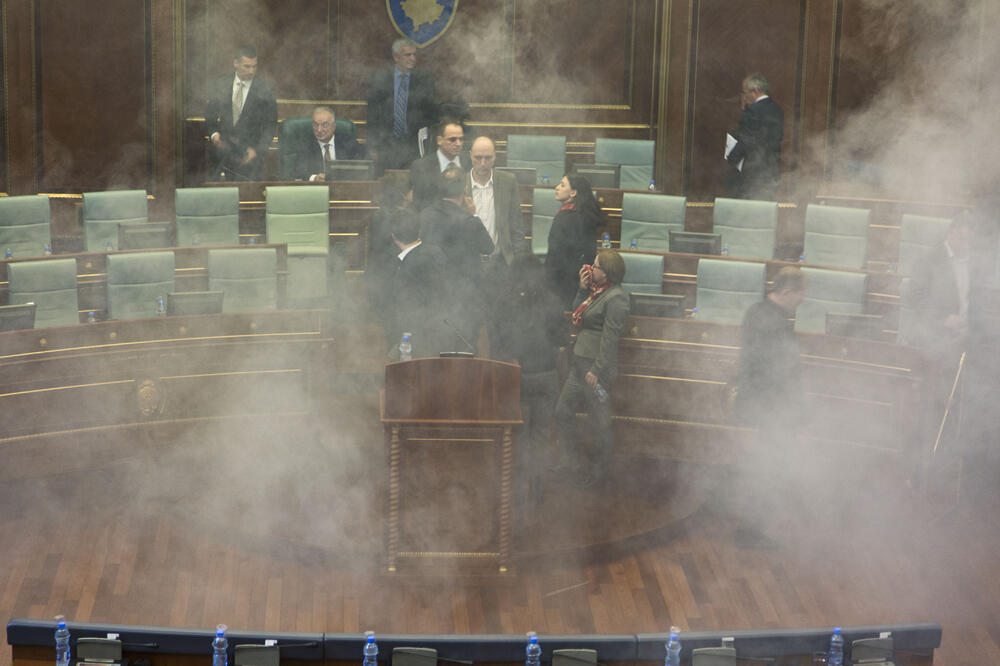 Skupština Kosovo suzavac, Foto: Beta/AP