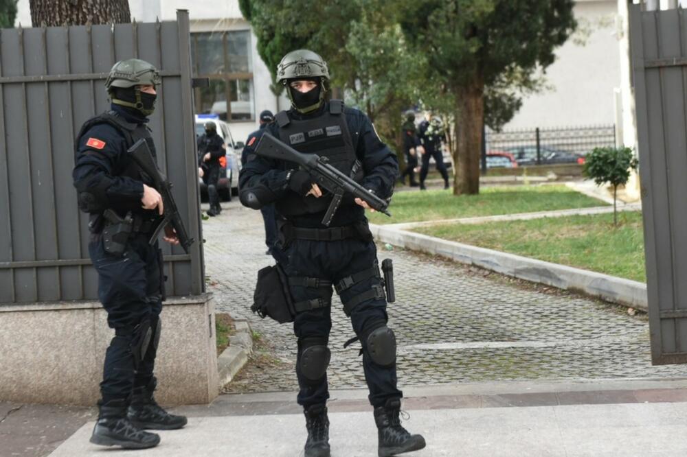 Jutros ispred Višeg suda, Foto: Savo Prelević