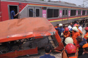 Džakarta: U sudaru autobusa i voza poginulo 16 osoba