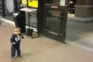 Pogledajte reakciju dječaka kada prvi put vidi automatska vrata