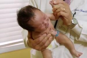Ovaj ljekar zna kako da umirite uplakanu bebu za nekoliko sekundi