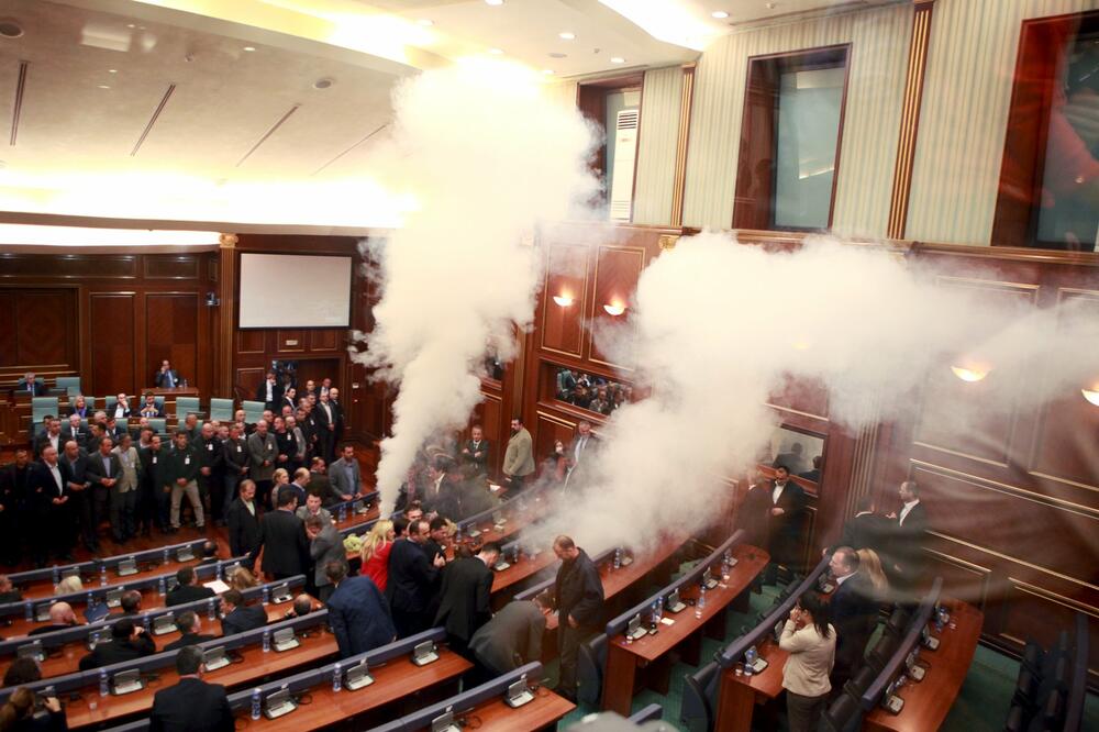 kosovo suzavac, Foto: Reuters