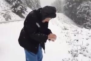 Pogledajte kako se ova baka od 101 godinu igra sa snijegom