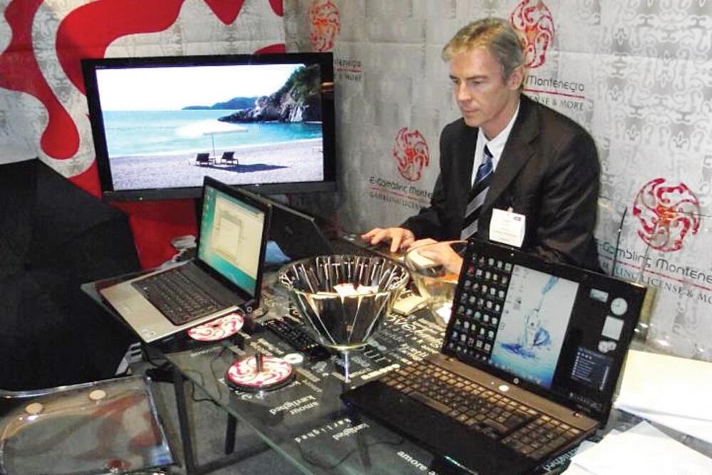 Laslo Šardi (Novine)