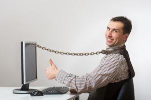 Nasmijani rob koji strepi