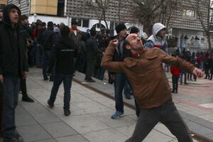 Protest na Kosovu: Policija će uhapsiti sve poslanike za kojim se...