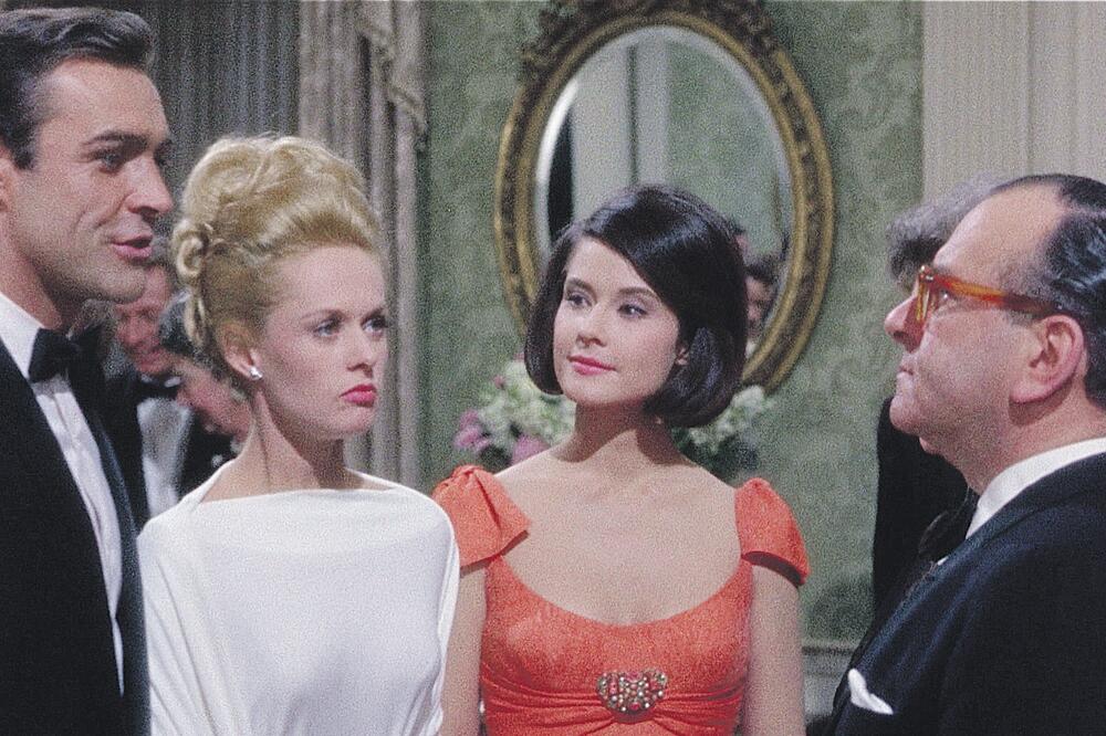 Hičkok, Marni (Novine)