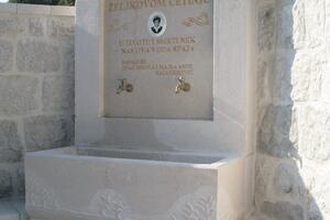 Česma na cetinjskom groblju u spomen na ubijenog mladića