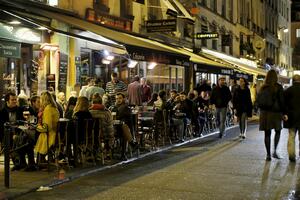 Francuzi s čašom vina prkose terorizmu