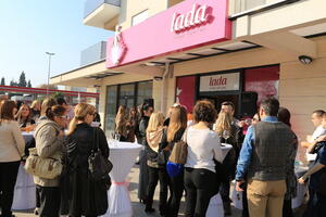 Specijalista iz Rusije radi tretmane za lice u Ladi