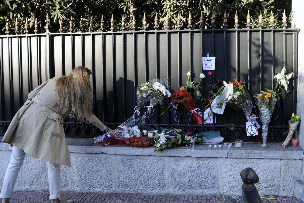 Pariz, polaganje cvijeća, Foto: Reuters