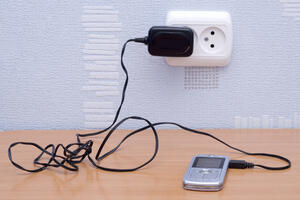 Koliko struje troši punjač kada je ostavljen u utičnici?