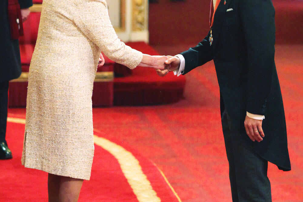 Kamberbač prima odlikovanje od kraljice, Foto: AP