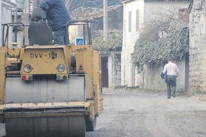 Radnici "Puteva" na terenu: Asfaltirali i u Pogronovićima