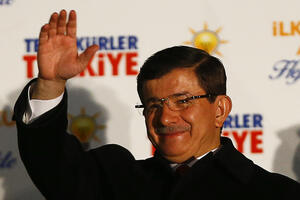 Davutoglu: Nema mira dok je Asad na vlasti, neophodna je kopnena...