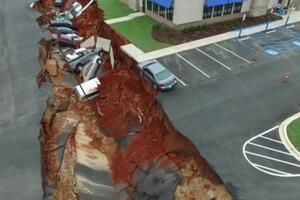 Zemlja progutala 12 automobila u Misisipiju
