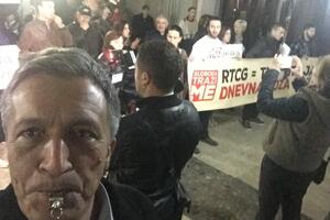 Protest ispred zgrade RTCG: TV Bastilja, dnevna doza laži