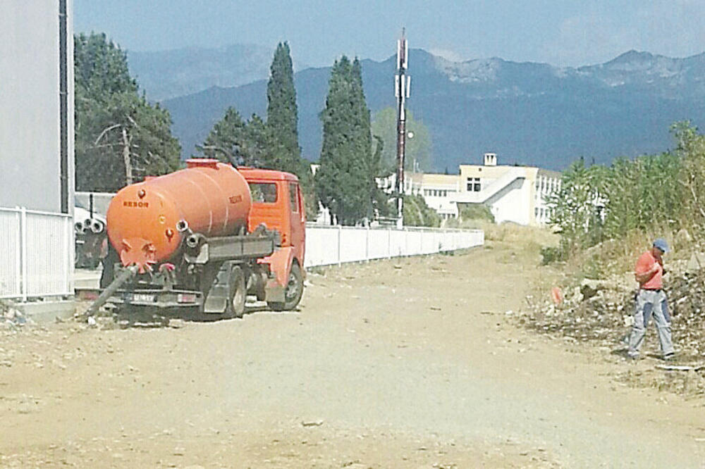 Otpadne vode pored Dječje bolnice, Foto: Privatna arhiva