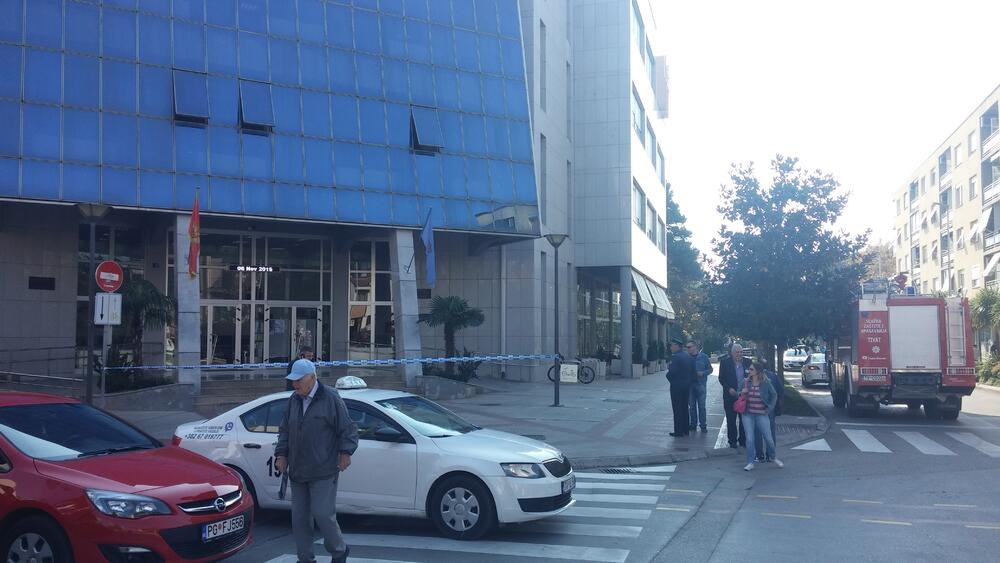 Dojava o bombi, Trg magnolija